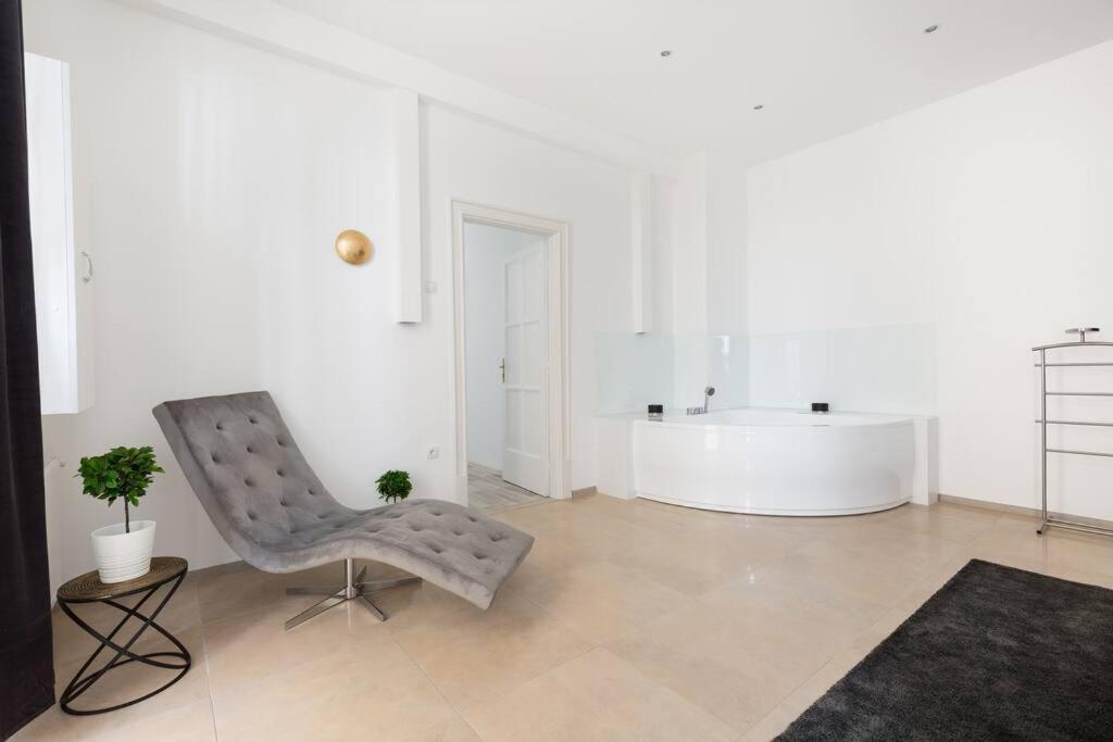 Grand Luxury On The Budapest Broadway W Jacuzzi Exterior photo
